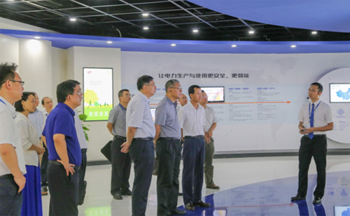 劉小龍副市長(zhǎng)蒞臨優(yōu)特科技參觀考察